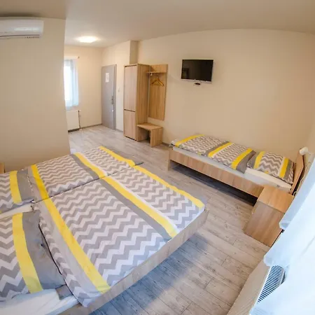 فندق مبيت وإفطار Kolibri Panzio 3*