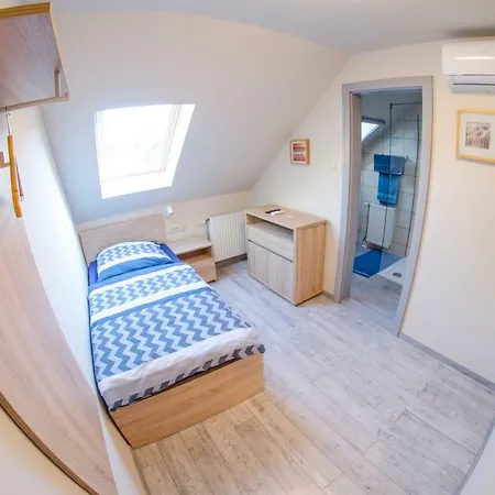 فندق مبيت وإفطار Kolibri Panzio 3*