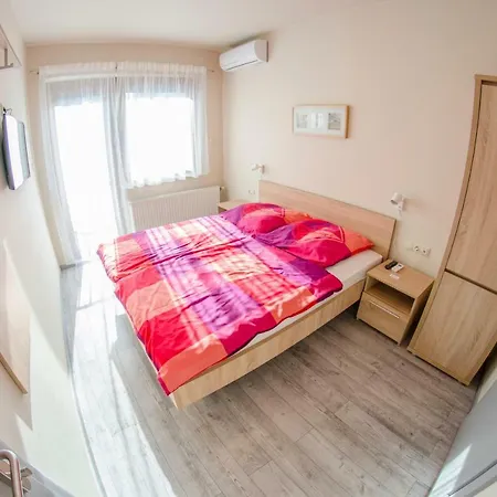 فندق مبيت وإفطار Kolibri Panzio باجة